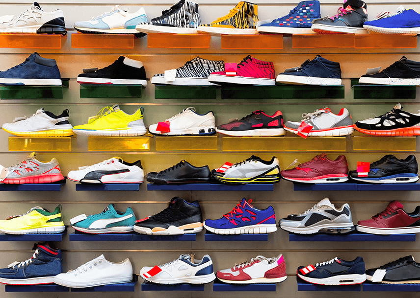 Ilustratīvs attēls: pilns plaukts veikalā ar dažādu ražotāju sporta apaviem.