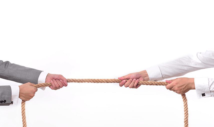 Ilustratīvs attēls: divi cilvēki rauj virvi katras uz savu pusi, kas simbolizē konkurenci.