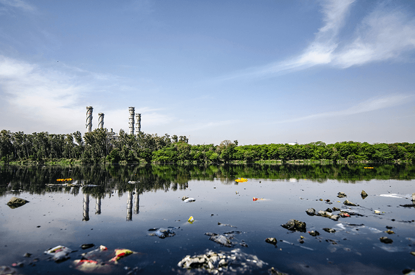 Ūdenī peld daudz plastmasa pudeļu, maisiņu un citi atkritumi.