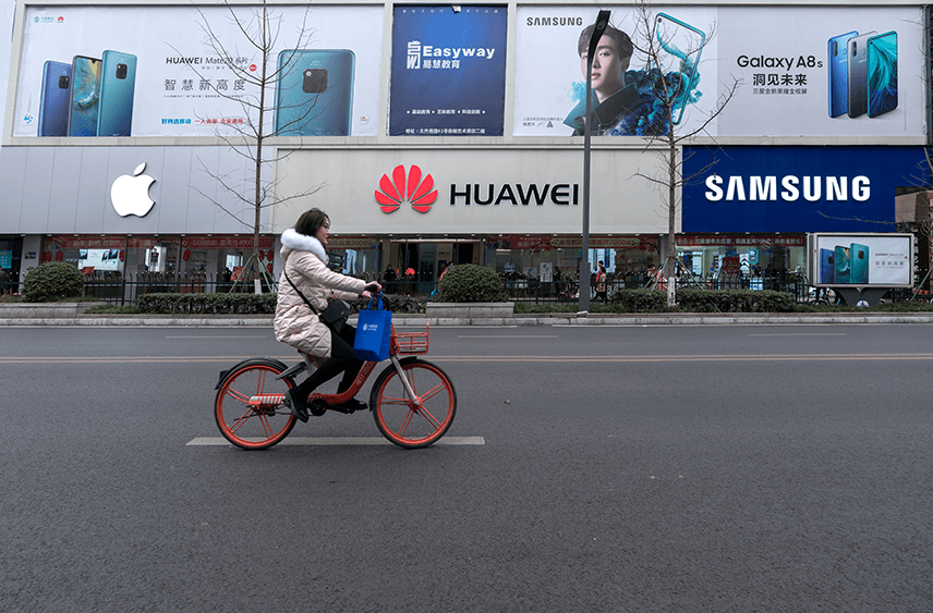Ilustratīvs attēls: uz ielas redzamas dažādu mobilo tālruņu ražotāju reklāmas.
